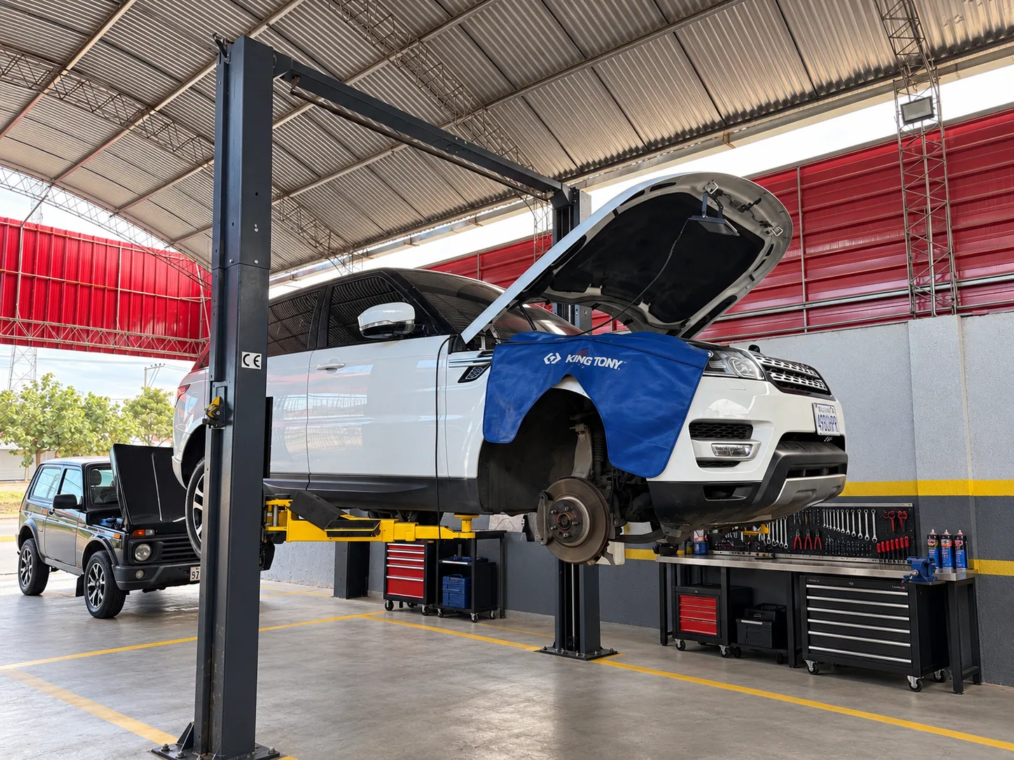 Range Rover en elevador en Speed Lab
